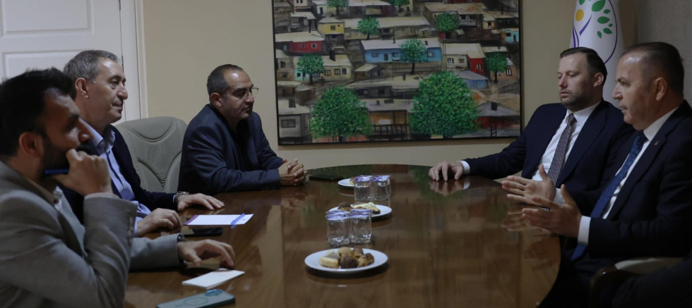 Semih Narlı’dan DEM Parti’ye başsağlığı ziyareti: “Barışın temellerini ilk Turgut Özal atmıştı” - GÜNDEM - İnternetin Ajansı